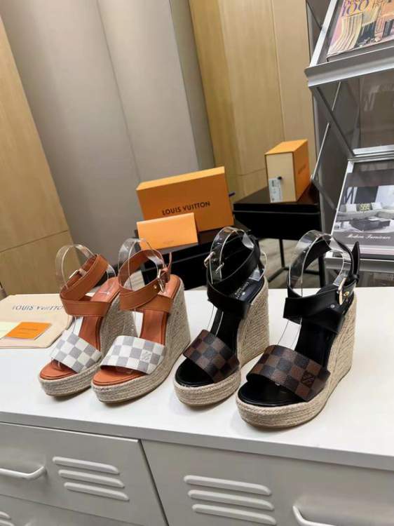 Picture of Louis Vuitton Shoes _SKULVsz35-4113cmmnf060313656